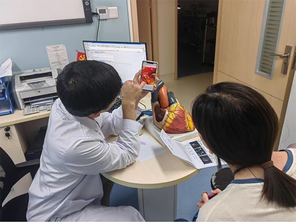 曹躍豐在門診為患者家屬講解患者情況。重慶康心醫院供稿