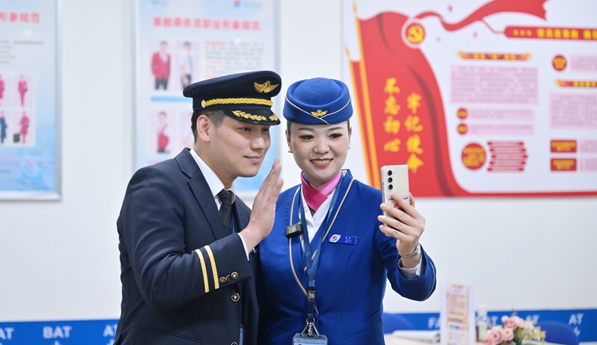 航前準備工作前，許航和楊曌抽空給孩子打視頻電話。鄒樂攝