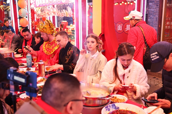 海外博主品嘗重慶特色美食。主辦方供圖