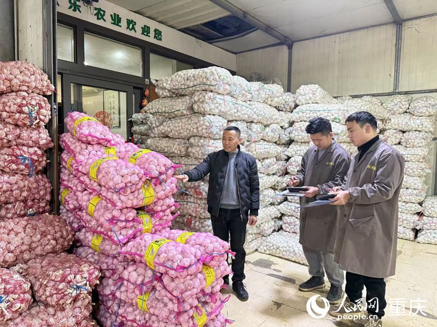 倪昔武和店員在清點庫存。人民網記者 胡虹攝