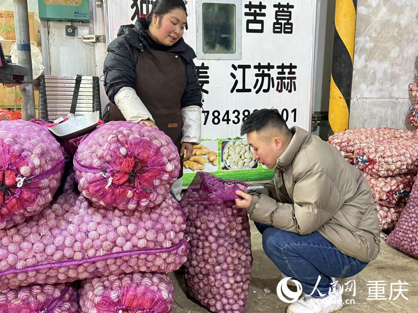 采購商來倪昔武店里詢價看貨。人民網記者 胡虹攝