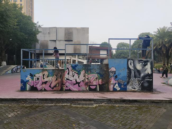 高新區青年廣場滑板公園內彩色墻繪色彩暗淡。重慶高新區團工委供圖