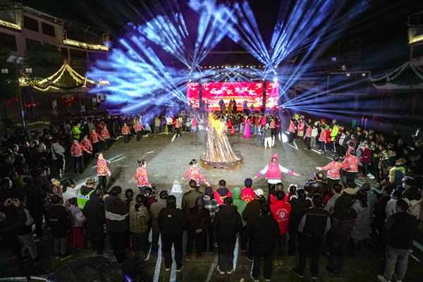 篝火晚會熱熱鬧鬧。黃建樺攝
