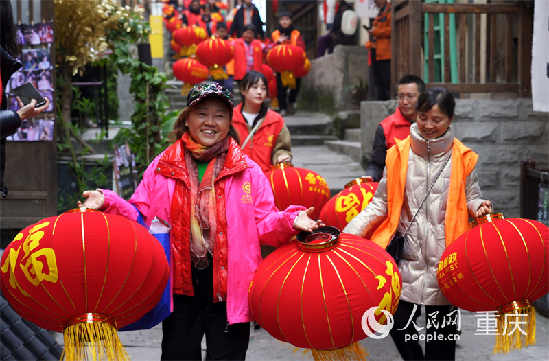 									“志愿紅”讓老街年味兒更足					新春佳節將至，位于重慶市南山風景區的黃葛古道迎來一群“老朋友”，他們是海棠溪街道敦厚社區的黨員志愿者、少數民族代表及轄區社會組織的愛心人士們。每年除夕前，大家都會相約為黃葛古道營造濃濃年味。				