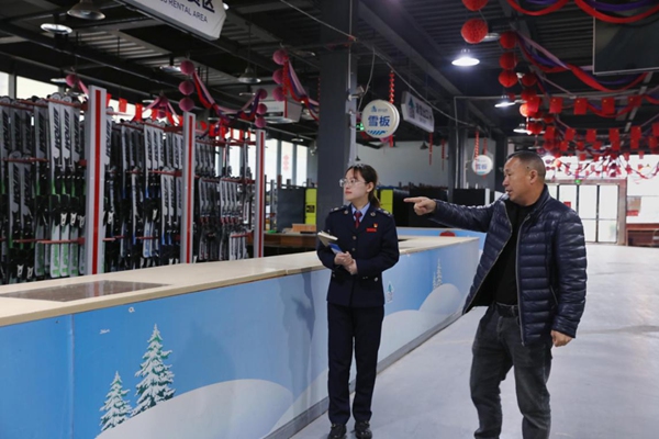 石柱縣稅務人員走訪重慶康旅滑雪旅游開發有限公司，了解冰雪季活動籌備情況。唐霖銳攝