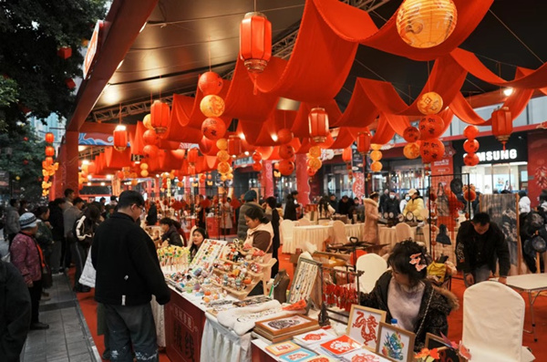 解放碑非遺市集。渝中區融媒體中心供圖