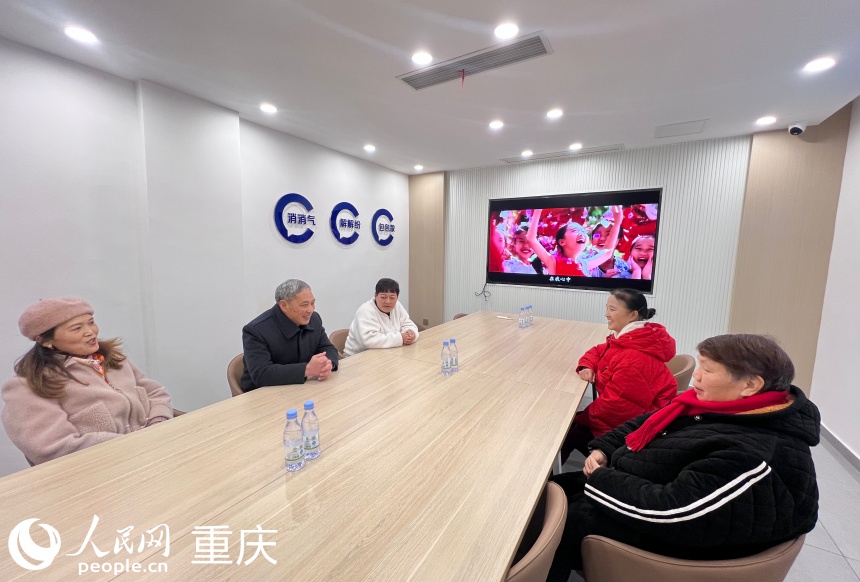 									老張的“秘籍”					今年68歲的老張，名叫張光理，曾是一名鄉鎮干部。退休后家人讓他好好享受悠閑時光，他卻偏偏閑不住，愛去給人講道理。于是就成了重慶市九龍坡區中梁山街道“消氣包”綜合調解中心專職調解員，一直從事基層調解工作。　　居民們都親切地叫他，老張。				