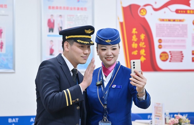 									“雙飛”家庭萬米高空守護萬家團圓					在民航業內，像許航和楊曌這樣都從事飛行工作的夫妻被稱為“雙飛”家庭，由于航班生產的需要和運行排班的特殊性，飛行時間不固定，“雙飛”家庭的夫妻總是聚少離多。這樣的“雙飛”家庭，在重慶航空目前有32對。				