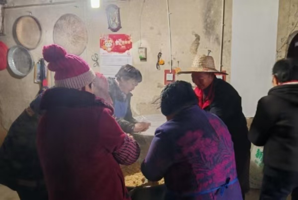 村民一起做糯米圓子。西南大學鄉村振興戰略研究院供圖