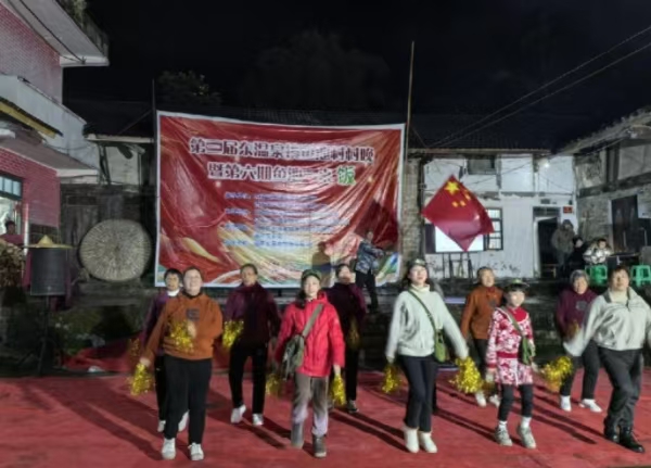 村民舞蹈《大海航行靠舵手》。西南大學鄉村振興戰略研究院供圖