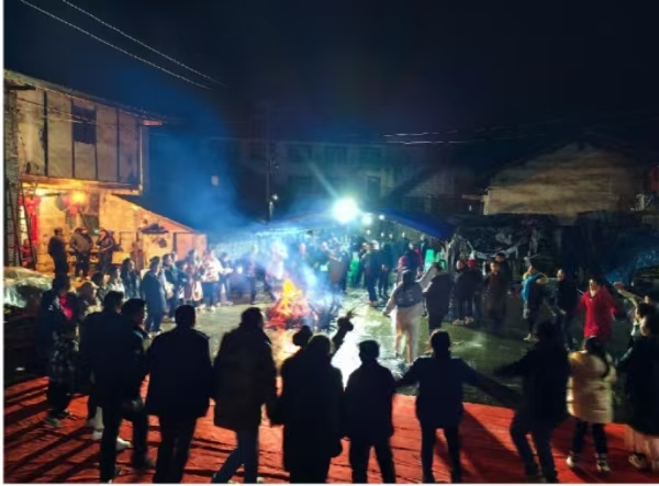 村民一起跳鍋莊舞。西南大學鄉村振興戰略研究院供圖