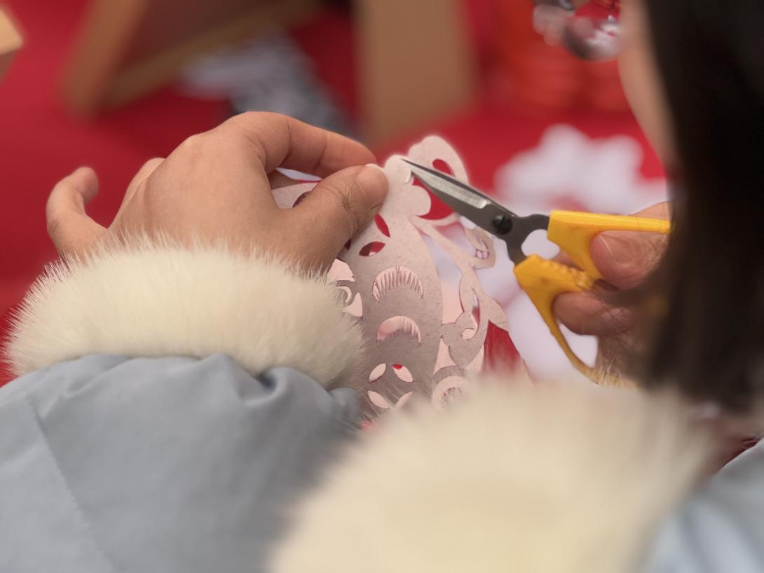 趙俊進行剪紙創作。黃亞輝攝