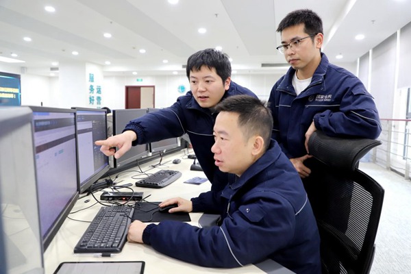 程政（左一）和同事開展電力數據監測。國網永川供電公司供圖