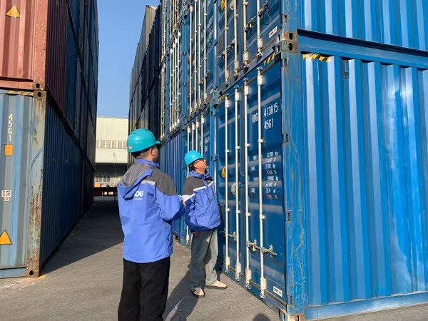 工作人員對集裝箱進行檢查。渝新歐（重慶）供應鏈管理有限公司供圖