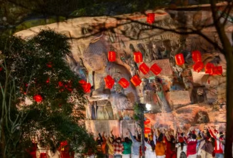 大足石刻無數孔明燈飛向夜空。瞿波攝