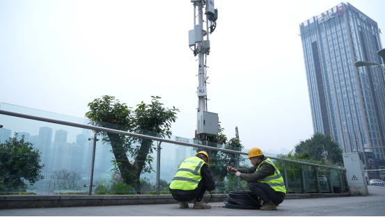 工作人員對設備進行巡檢。重慶電信供圖