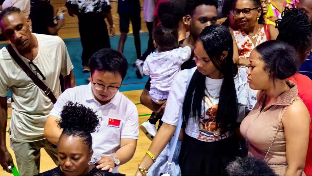 袁野為大家展示頸椎病的針刺治療。受訪者供圖