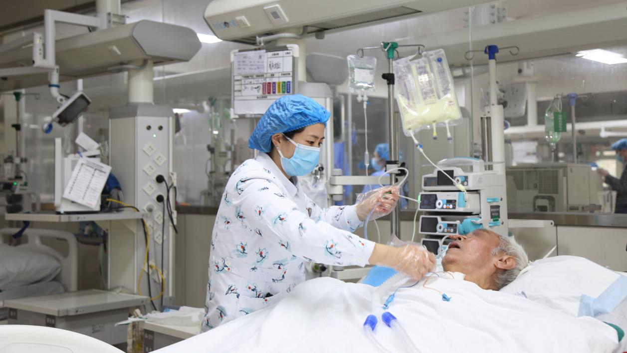 馬曉麗（右）投入到忙碌的工作中。受訪者供圖