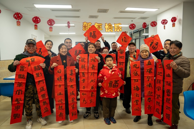 									派出所里的年夜飯					“陳婆婆，我們派出所想邀請你明天來吃年夜飯，你有空沒得？”　　“要的，要的！幾點鐘！我一定來！”　　今年91歲的陳婆婆在接到轄區民警電話的時候，顯得十分高興。2025年春節到來之際，重慶市公安局渝中區分局大坪派出所，邀請了轄區居民代表來所里一起吃一頓年夜飯，共度新春。				