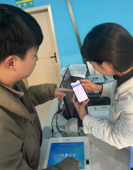 醫護人員指導患者操作。重慶農商行供圖