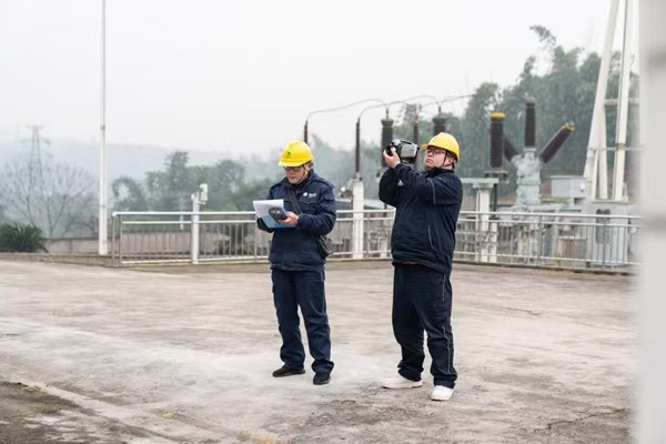 電力人員利用紅外測溫儀檢查設備運行情況。國網重慶永川供電公司供圖