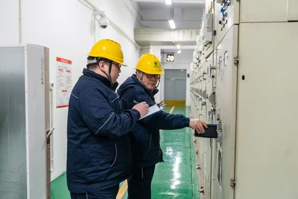 電力人員檢查變電設備運行情況。國網重慶永川供電公司供圖