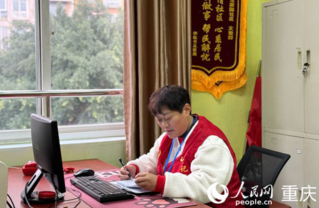 									社區“網”紅體驗記					1月27日，上午8:30見到文登群，她正坐在電腦桌前摘抄信息，白色的搖粒絨棒球外套外罩一件紅色的黨員志愿者馬甲，配上爽朗的笑臉，讓人覺得干練又親切。　　記者正準備坐下，可她拿起記事本，二話沒說就風風火火地準備走出辦公室?！澳悴皇且私馕乙瞿男┕ぷ鲉?，正好今天要入戶，走，跟我一道去小區體驗一下吧?！?#13;				