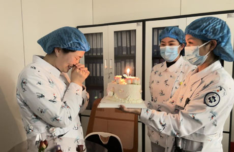 									醫護人員的春節：為生命守歲					“曉麗，生日快樂！”1月30日，大年初二，在重慶大學附屬沙坪壩醫院重癥醫學科，護士馬曉麗的兩位“親密戰友”趁著中午吃飯的間隙，為她送上提前準備的蛋糕。望著同事們真誠的笑臉，馬曉麗濕了眼眶。				