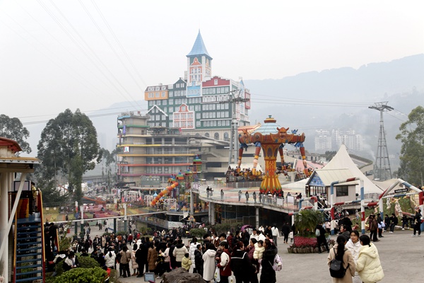 春節期間美心紅酒小鎮人氣火爆。景區供圖