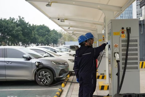 國網重慶電動汽車公司運維人員在渝北魯能星城超級充電站巡檢充電設施。黃林茜攝