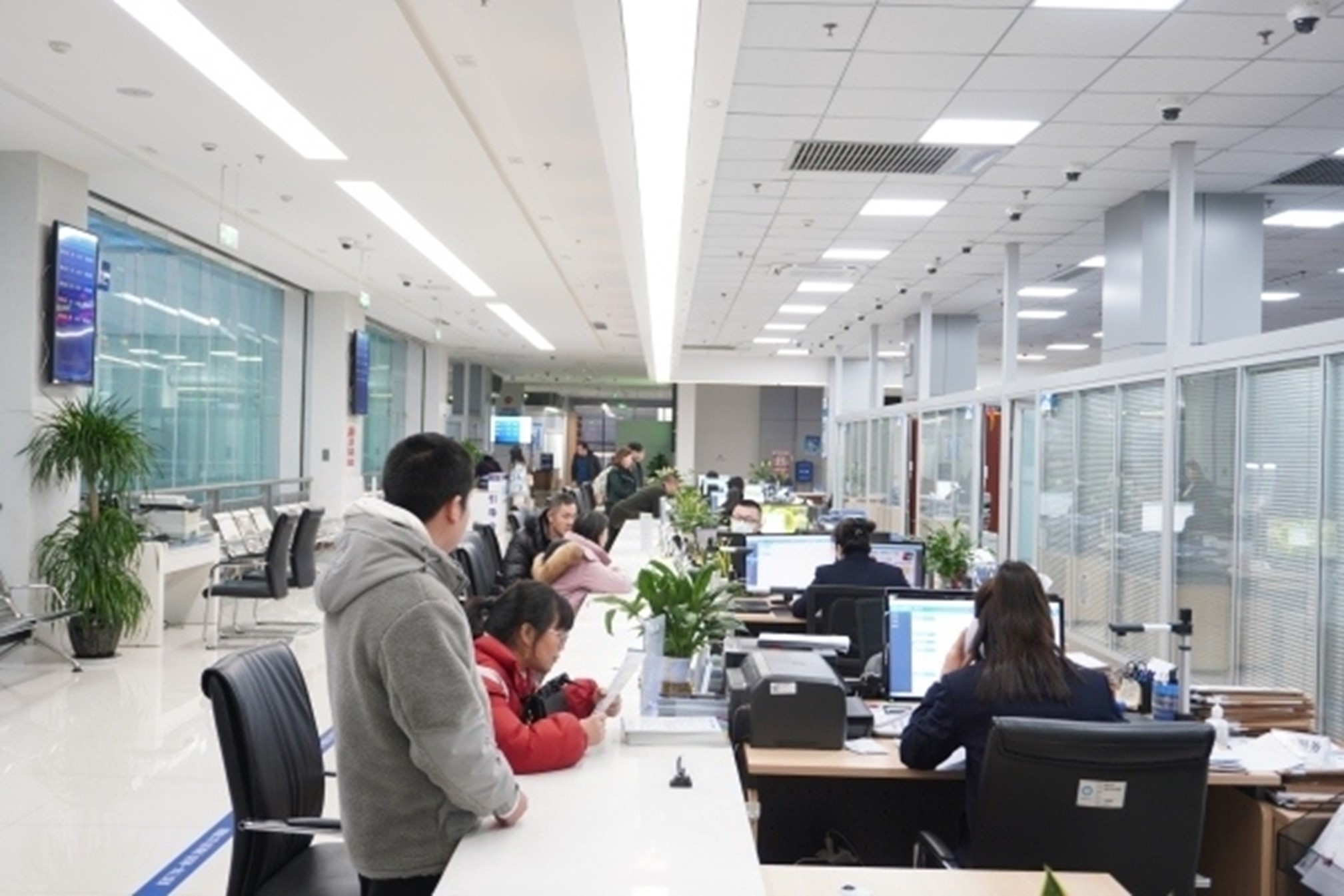 大渡口區政務服務中心認真接待每一位辦事群眾。大渡口區融媒體中心供圖