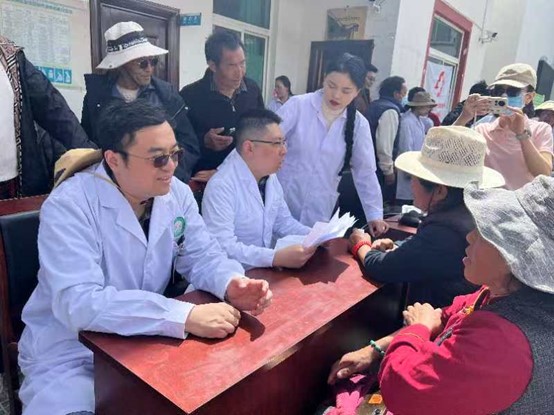 重慶援藏醫療隊在昌都進行義診。受訪者供圖