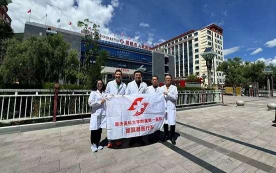 									重慶援藏醫生的新年愿望					“有人說援藏是辛苦、是付出。但是于我而言，正是這樣的經歷，讓自己看到了祖國的遼闊、文化的多元，更收獲了成長?！贝汗澠陂g，重慶市第十批“組團式”援藏醫療隊隊長、重慶醫科大學附屬第一醫院腫瘤科主任醫師朱宇熹從1400公里外的昌都回到家鄉重慶過年。他說希望新的一年，昌都群眾就醫更加便捷。				