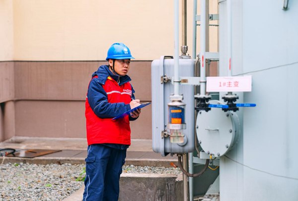 電力人員記錄35千伏客戶專用變電站運行情況。國網永川供電公司供圖