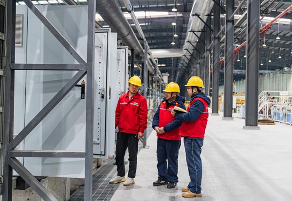 電力人員對陶瓷生產線進行安全檢查。國網永川供電公司供圖