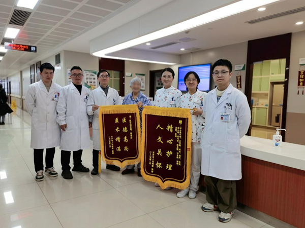 患者出院時與醫護人員的合影。重慶醫科大學附屬第二醫院供圖