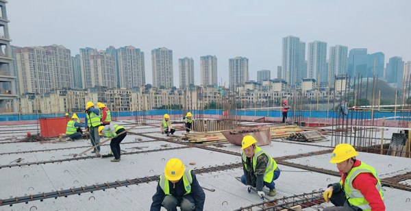 重慶交通開投鐵路集團九曲河停車場一體化項目控制中心1#樓班組已陸續就位，一鼓作氣開新局，鉚足干勁齊建設。重慶交通開投集團供圖