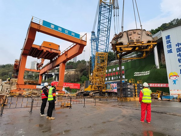 城軌快線27號線長江隧道施工現場，工人加緊組裝盾構機。重慶交通開投集團供圖