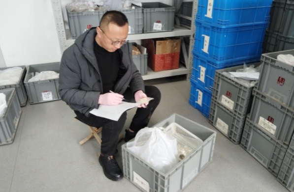 									考古人的新年愿望					2月7日，冬日陽光溫柔照著重慶。位于渝中區枇杷山的重慶市文物考古研究院里，剛剛結束萬州天生城遺址考古工作的楊鵬強已匆匆趕回單位，開始文物清理、發掘材料整理等工作。　　“目前我們正在抓緊時間開展文物清理工作?！闭劶氨敬伟l掘出土的文物，楊鵬強眼中有光：“收獲頗豐?！?#13;				