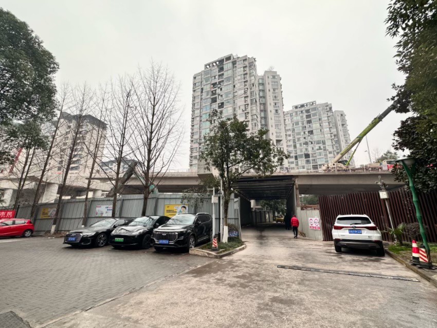 果塘路站位于青河苑小區中庭內部道路下方，車站規劃的3個出入口建筑體將永久占用小區用地。周小平攝