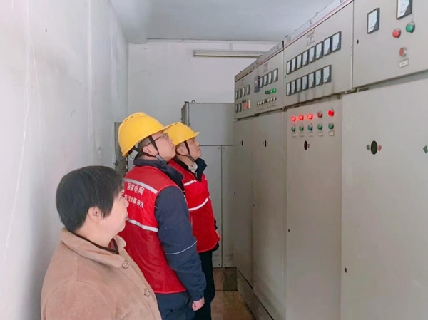 電力員工對企業配電房進行安全檢查。國網重慶永川供電公司供圖