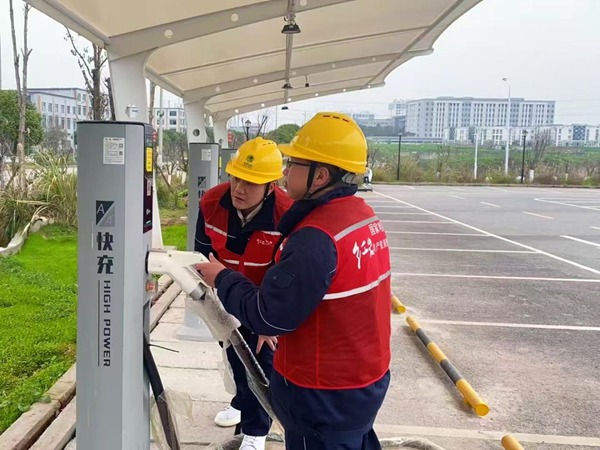 電力員工對充電設施進行安全檢查。國網重慶永川供電公司供圖