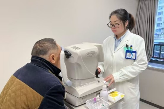 醫生為患者檢查眼部情況。重慶普瑞眼科醫院供圖