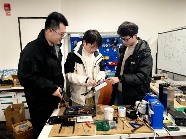 致行未來科技團隊正在討論技術問題?？萍既請笥浾?雍黎 攝