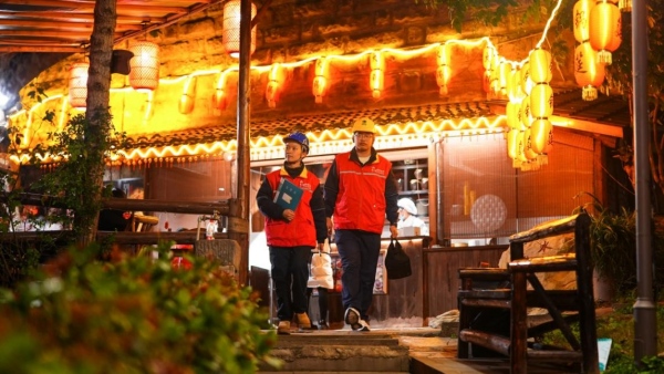 電力工作人員在巡視檢查中。楊李亮攝