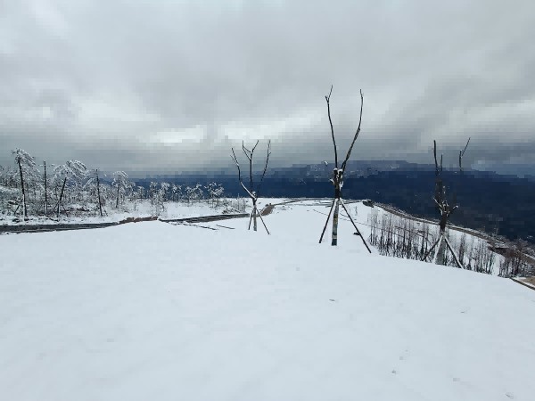 正在修復中的礦山雪景。重慶市地礦集團華地公司供圖