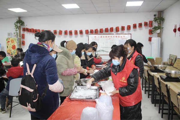 村民們在現場做元宵。程奕茹攝