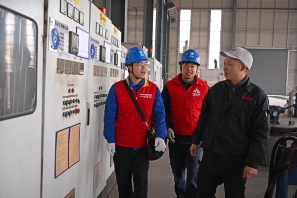 2月12日，川渝兩地供電公司組織共產黨員服務隊對高竹新區內重點企業進行聯合巡檢，確保企業用電穩定。向江微攝