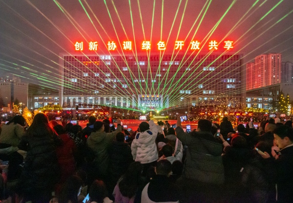 燈光秀。張春連攝