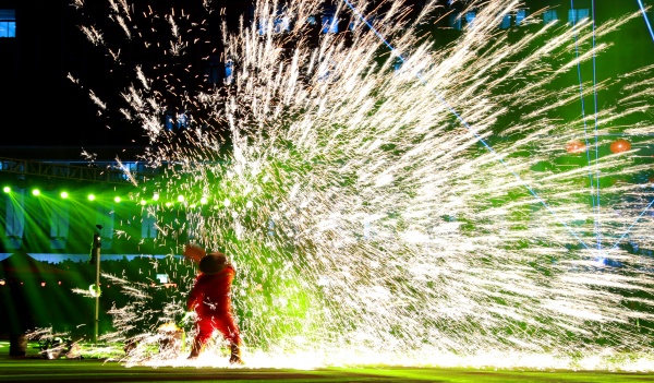 火樹鐵花。王新蓮攝